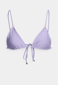 Top de biquíni triangular lilás claro com alças ajustáveis e fecho com laço. Feito de um tecido suave com detalhes de babados subtis ao longo das bordas.