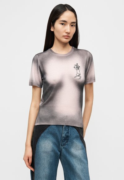 Πλεκτό κοντομάνικο μπλουζάκι με βαθμιαία μετάβαση από ανοιχτό ροζ σε σκούρο γκρι, με μαύρο γραφικό σχέδιο στο στήθος. Μαλακή υφή.