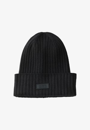 Zwarte gebreide beanie met verticale ribstructuur. Heeft een opgevouwen rand met een rechthoekig logo-patch met de tekst "KLEURRIJKE ZIJDES VAN HET LEVEN."