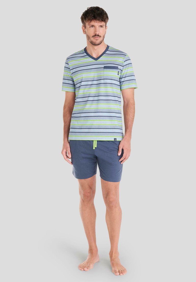 Camiseta de algodón a rayas en azul, verde y marino con escote en V y bolsillo; combinada con pantalones cortos marinos con cintura elástica ajustable.