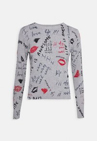 Chemise grise à manches longues avec un mélange de textes imprimés et des lèvres rouges. Caractéristiques notables : un col rond et une coupe ajustée.