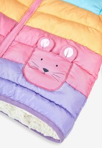 Farverig quiltet jakke med en livlig gradient af pink, lilla og gul, med en blød fleece-foring og et detaljeret tegneserielandsbjørnemotiv.