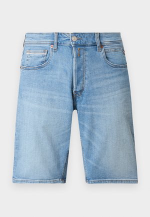 Hellblaue Jeansshorts mit Vordertaschen, Gürtelschlaufen, Knopfverschluss und dezentem Verblassen an den Oberschenkeln vor einfarbigem Hintergrund.