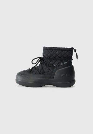 Schwarze wasserdichte Stiefel mit einem gesteppten Obermaterial, runder Zehenform und Gummisohle. Verfügt über elastische Schnürsenkel und einen Kordelzugkragen für eine verstellbare Passform.