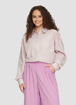 Gestreepte button-up shirt in lichtrood en wit, met een ontspannen pasvorm en verlaagde schouders, gecombineerd met lichtroze wijde pantalon.