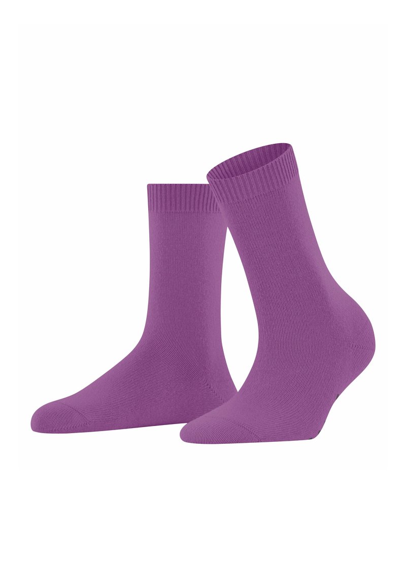 Un paio di calzini crew viola semplici in piedi su uno sfondo bianco, realizzati in tessuto a maglia fine con polsini a coste.