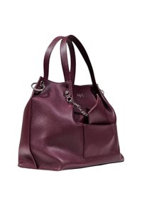 Borsa a tote in pelle borgogna con finitura texture, doppi manici e tasca frontale. Gli accessori metallici vicino ai manici aggiungono dettagli.