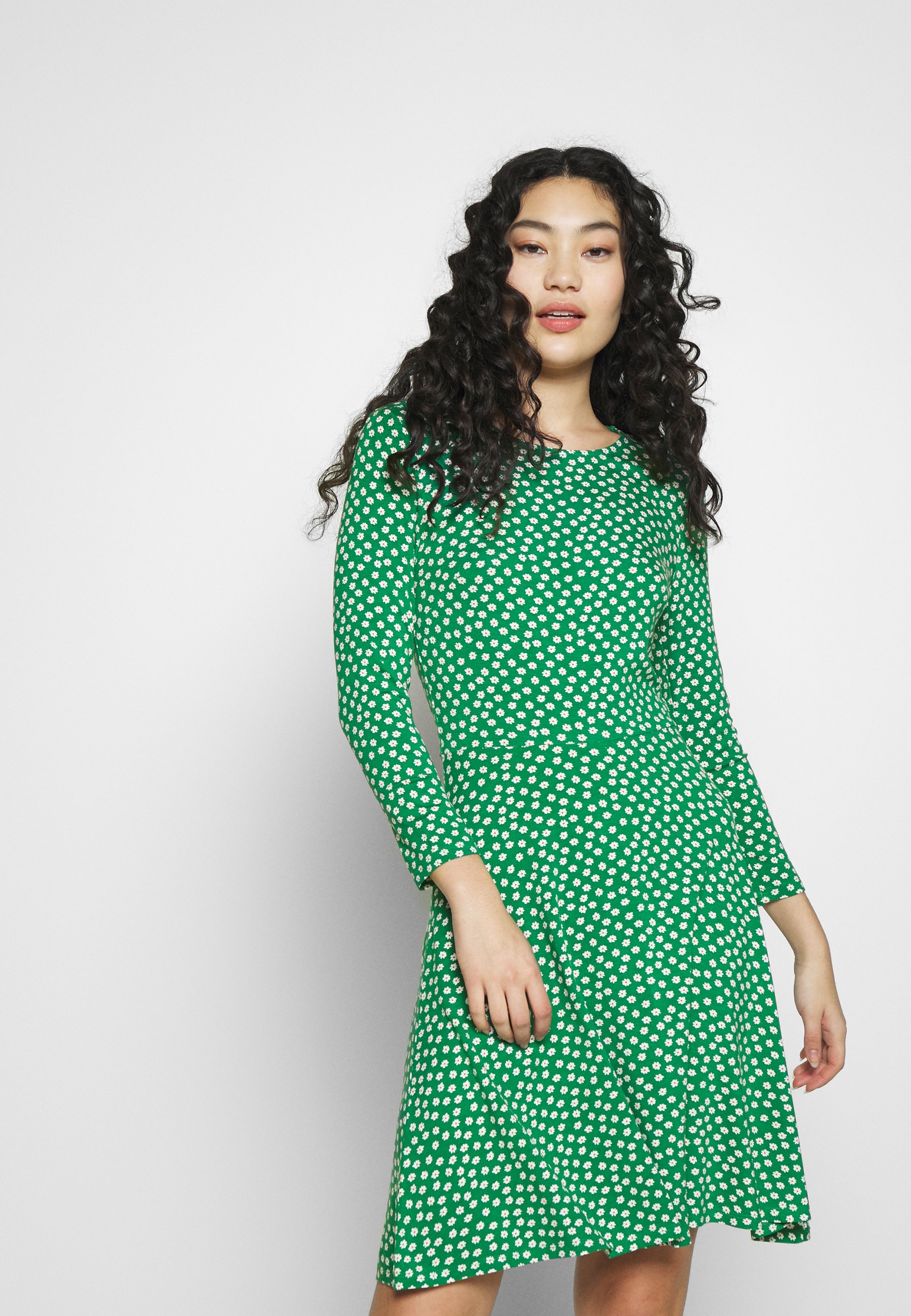 Dorothy Perkins online | Den nye kolleksjonen på Zalando Dorothy Perkins TIA FLORAL RUFFLE LONG SLEEVE DRESS - Kjole - green