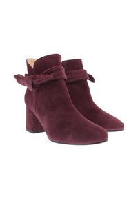 Burgunderfarbene Wildleder-Stiefeletten mit runder Zehenform, Blockabsätzen und einem geknoteten Akzent um den Knöchel. Glatte Textur mit einem minimalistischen Design.