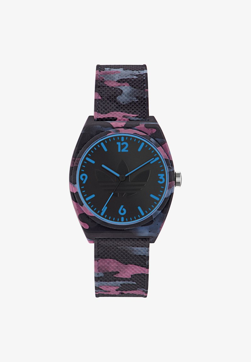 Analogais pulkstenis ar melnu seju, ziliem stundu marķieriem un kamuflāžas raksta siksniņu rozā un zilā krāsā. Aprīkots ar faktūrētu melnu auduma siksniņu un sudraba kroni.