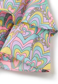 Bunte Stoffe mit einem sich wiederholenden Muster aus Herzen in sanften Pastelltönen von Rosa, Gelb und Blau, wobei der Text "LIEBES-THERAPIE" in das Design integriert ist.
