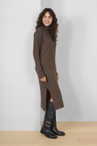 Robe marron à col roulé avec des manches longues et des fentes sur les côtés, associée à des bottes en cuir noir jusqu'aux genoux. Design minimaliste, texture douce.