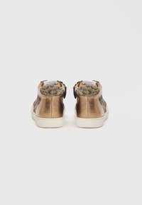Bronzefarbene, metallische High-Top-Sneaker mit gemustertem Stoff, weißen Gummisohlen und einer Schlaufe an der Rückseite für einfaches An- und Ausziehen. Gepolsterter Kragenrand.