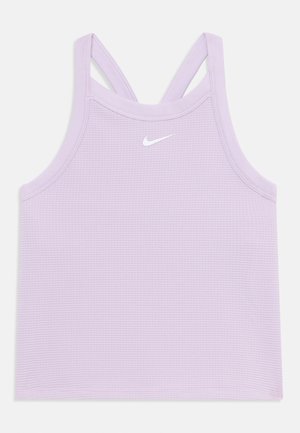 Lilac sporta topiņš ar teksturētu audumu, sacensību aizmuguri un nelielu baltu Nike logotipu priekšā.