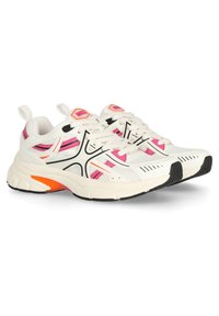 Sneaker bianchi leggere con accenti neri, dettagli rosa e arancioni, tomaia in rete, punta tonda e suola imbottita per il comfort.