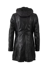 Zwarte leren coat met een lang ontwerp, voorzien van een capuchon, zichtbare stiksels en openingen aan de onderrand voor gemakkelijke beweging.