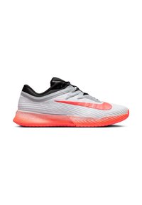 Weißer und schwarzer Laufschuh mit leuchtend korallenfarbener Sohle und Swoosh-Logo, Seitenansicht auf einem weißen Hintergrund.