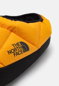 The North Face NSE TENT MULE IV - Mules - summit gold/black