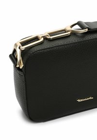 Borsa a tracolla nera in pelle con finitura testurizzata, hardware dorato e forma rettangolare. Presenta una chiusura con zip e dettaglio del logo.