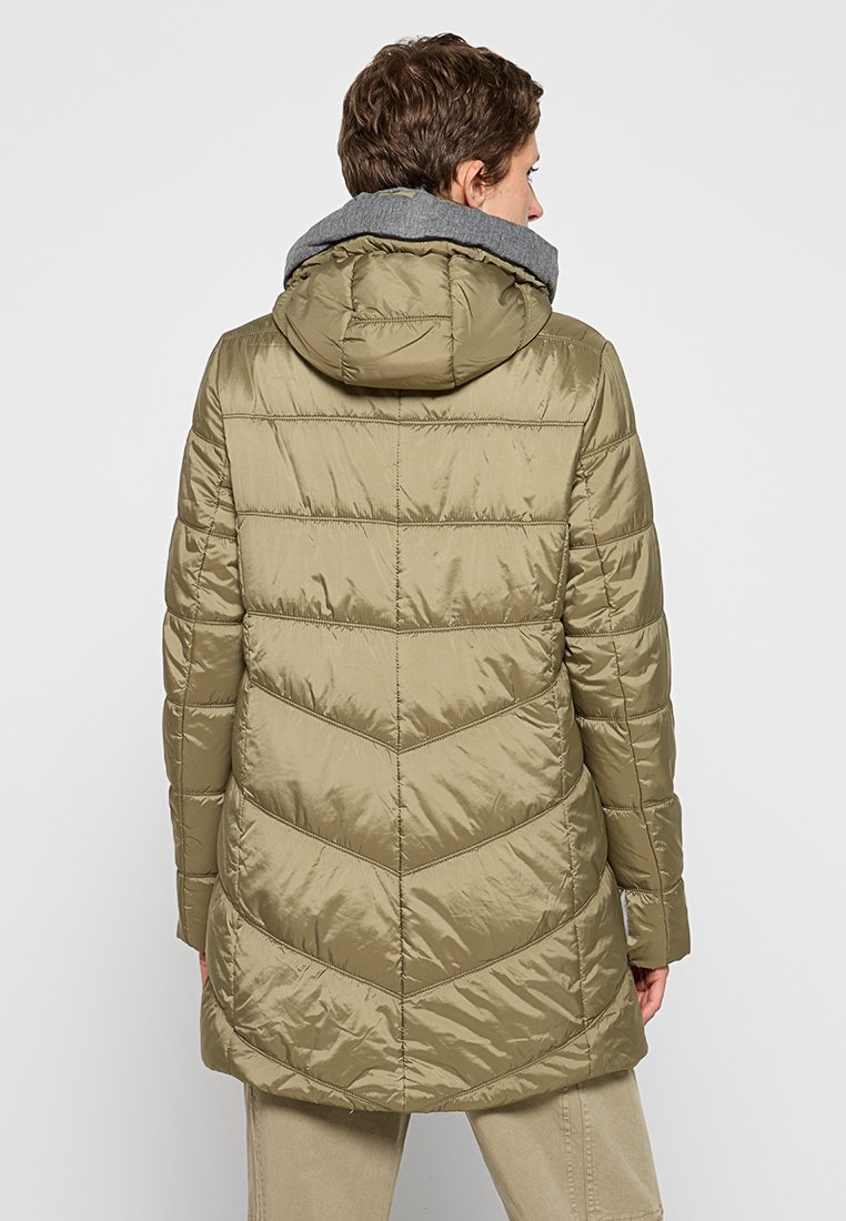 Cappotto imbottito verde oliva con motivo a zig zag, fodera grigia per il cappuccio e taglio di lunghezza media, caratterizzato da una texture liscia e lucida.