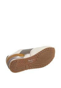 Vita och metalliska sneakers med texturerad brun sula, märkt "Pepe Jeans London", som visar detaljerat mönster på undersidan.