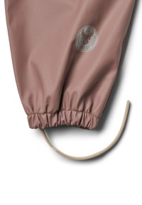 Manșon de haină de culoare mauve cu manșetă elastică și curea bej reglabilă, având un logo rotund cu design danez, text și grafică cu vultur.