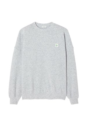 Mäkká mikina v heather šedej farbe. Obsahuje okrúhly výstrih, dlhé rukávy, rebrované manžety a malú nášivku s logom na hrudi.