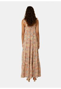 Robe maxi en tissu léger, ornée d'un motif paisley coloré, avec des bretelles floues et un dos froncé, tombant jusqu'à la cheville.