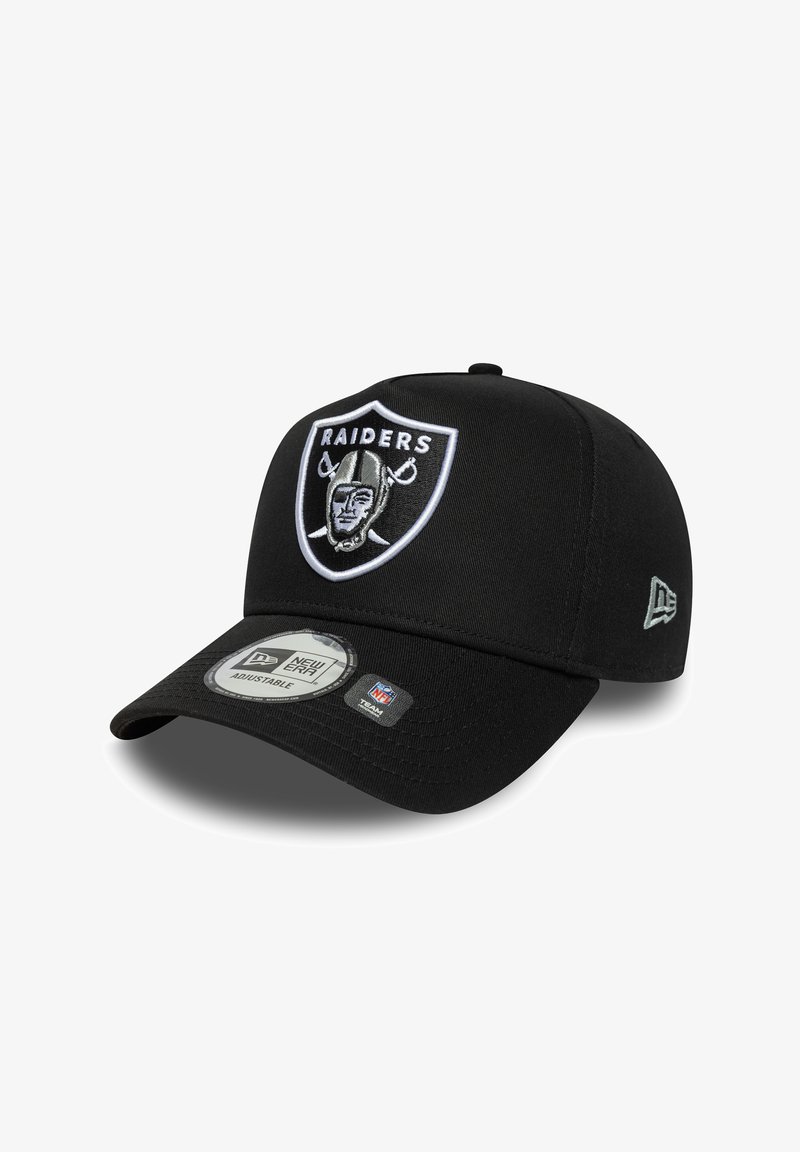 Czarna czapka z okrągłym daszkiem, z haftowanym logo Raiders z przodu i metką New Era z boku. Regulowane dopasowanie.