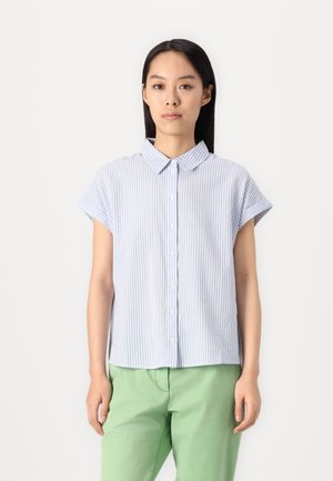 Korte mouwen, gekleed shirt in lichtblauw met witte verticale strepen, gemaakt van zachte stof, gecombineerd met lichtgroene broek.