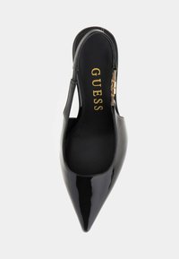 Tacchi slingback in pelle verniciata nera con punta affusolata, caratterizzati da un dettaglio a clasp in tono oro sul lato e un interno nero con logo.