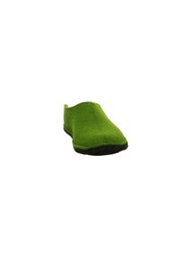 Pantofola verde in feltro con tacco basso, punta rotonda e suola nera. Presenta una texture liscia e un design minimalista.