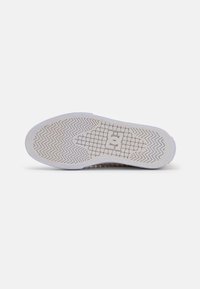 Weiße Sneaker-Sohle mit Fischgrätenmuster und Logo, ausgestattet mit strukturiertem Grip und einer glatten Kante. Minimalistisches Design mit einer sauberen Verarbeitung.