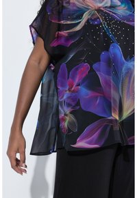 Durchsichtige schwarze Bluse mit bunten Blumenmustern in Lila, Pink und Blau sowie Kristallakzenten. Lockere, fließende Form mit kurzen Ärmeln.