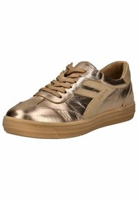 Sneakers metallici dorati con una finitura liscia e lucida, lacci beige, suola in gomma marrone chiaro e un dettaglio del logo sul lato.
