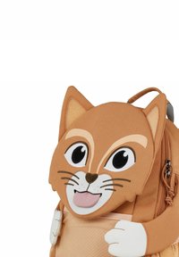 Brauner Stoff-Rucksack mit einem Katzen-Gesichtsdesign, das große Augen, eine kleine Nase und Ohren zeigt. Verfügt über einen strukturierten Körper und eine Fronttasche.