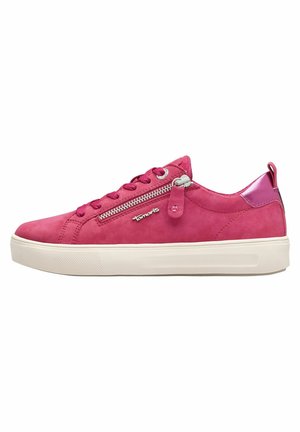 Roze suède sneaker met een gladde afwerking, vetersluiting aan de voorkant, zijritsdetail en een contrasterend glanzend achterpaneel. Witte rubberen zool.