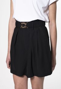 INFLUENCER Shorts - black