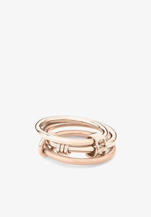 Roze gouden metalen ring met in elkaar grijpende ronde banden, een gladde textuur en een kenmerkende accent dat lijkt op een gesp.