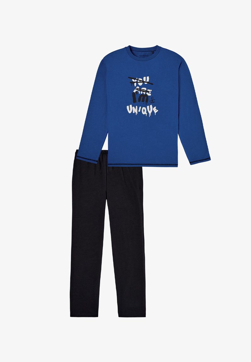 Camicia a maniche lunghe blu con accenti neri e un design testuale grafico, abbinata a pantaloni neri, realizzati in tessuto morbido per garantire comfort.