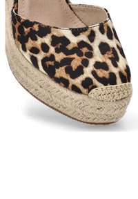 Wedge de espadrille con estampado de leopardo, suela envuelta en yute, punta redondeada, tejido en beige y negro, y ribete cosido.