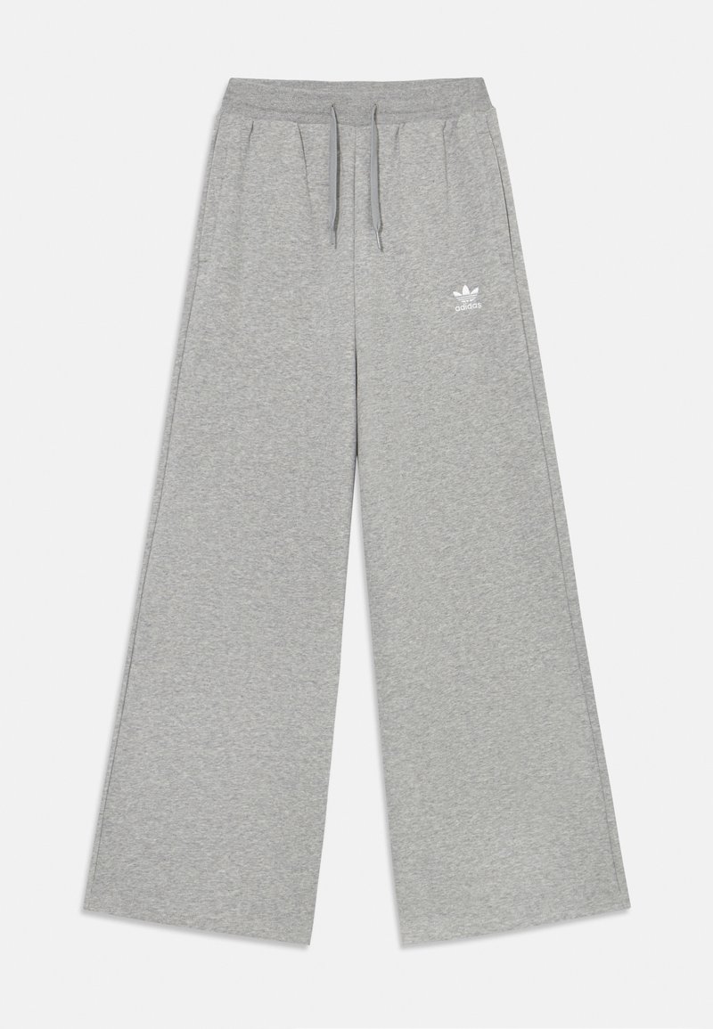Ljusgråa sweatpants med vid passform, dragsko i midjan och en broderad vit Adidas-logotyp på vänster sida. Mjuk textur.