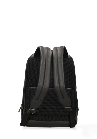 Un sac à dos noir en tissu durable avec des sangles rembourrées, des détails en mesh et une poche zippée sur le côté pour le rangement.