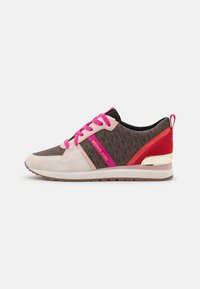 Sneakers con allacciatura in tela a motivi marroni, con dettagli rosa, punta in suede crema, tacco rosso e particolare dorato sul tacco. Suola in gomma marrone chiaro.