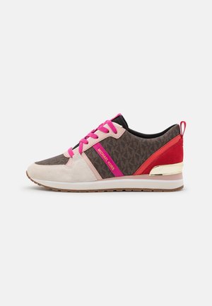 Sneakers con allacciatura in tela a motivi marroni, con dettagli rosa, punta in suede crema, tacco rosso e particolare dorato sul tacco. Suola in gomma marrone chiaro.