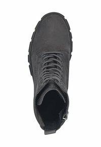 Stivaletto in pelle nera con finitura texture, punta tonda, lacci frontali e suola con grip a contrasto. Zip laterale per una facile calzata.