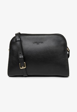 Borsa a tracolla in pelle nera con parte superiore arrotondata, tracolla regolabile, dettagli in hardware dorato e logo "LANCASTER PARIS" impresso.