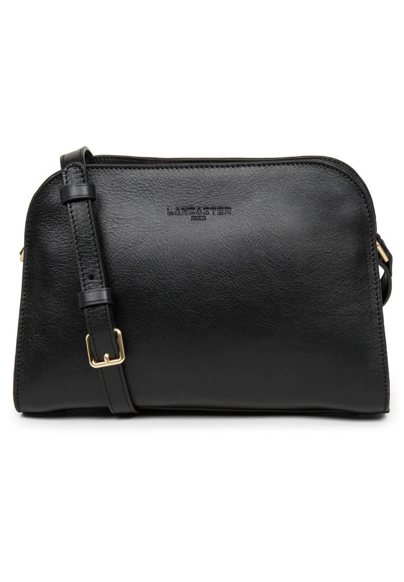 Borsa a tracolla in pelle nera con parte superiore arrotondata, tracolla regolabile, dettagli in hardware dorato e logo "LANCASTER PARIS" impresso.