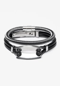 Sort læder- og mesh-armbånd med en sølvmetal oval lås, struktureret vævning og cylindriske sorte detaljer.