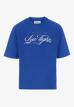 Blå bomulds T-shirt med en afslappet pasform, der har hvid og gulds skrift. Kortærmet og med rund halsudskæring, glat tekstur.